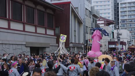 El-Desfile-De-Kanamara-Matsuri-Recorre-Las-Carreteras-De-Kawasaki