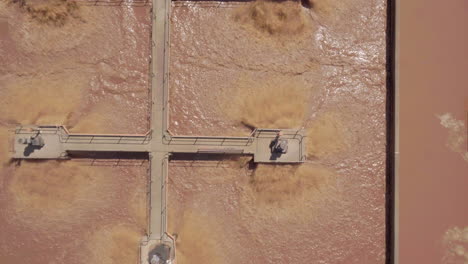 Blick-Aus-Der-Vogelperspektive-Auf-Die-Wasseraufbereitungsanlage,-Abwasser-Wird-In-Tanks-Gepumpt