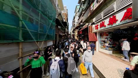 Vista-De-ángulo-Alto-Caminando-Por-Calles-Estrechas-En-Macao-Sar,-China