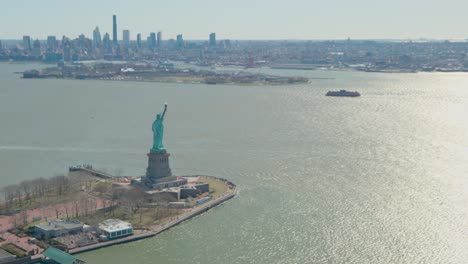 Observando-La-Estatua-De-La-Libertad-Durante-El-Vuelo-En-Un-Día-Soleado,-Nueva-York