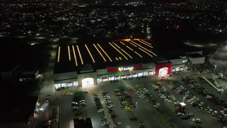 Vista-Aérea-De-Soriana-Hiper-Y-Restaurante-De-Comida-Rápida-Por-La-Noche-En-Manzanillo,-Colima,-México