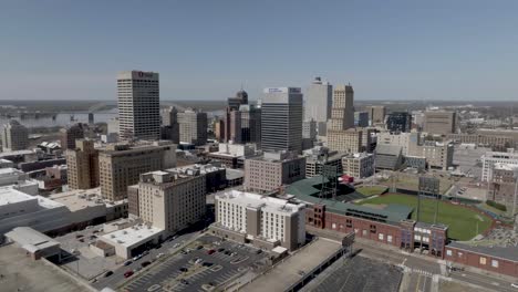 Plano-General-Del-Horizonte-De-Memphis,-Tennessee,-Con-Vídeo-De-Drones-Avanzando