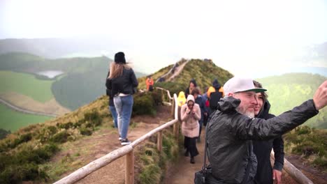 Sao-Miguel,-Portugal,-30-De-Marzo-De-2023:-Turistas-Caminando