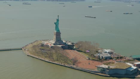 Volando-Alrededor-De-La-Estatua-De-La-Libertad-Durante-El-Vuelo-En-Un-Día-Soleado,-Nueva-York