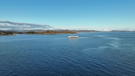 Der-Hochgeschwindigkeits-Passagierkatamaran-„Fjordbris“-Der-Firma-Norled-überquert-Das-Leroyosen-Meer-Auf-Dem-Weg-Nach-Bergen-In-Norwegen-–-Aus-Der-Luft