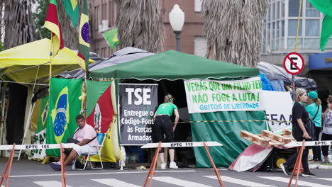 Partidarios-Del-Ex-Presidente-Brasileño-Bolsonaro-Acampan-Frente-Al-Cuartel-General-Del-Ejército-En-Porto-Alegre,-Brasil,-En-Protesta-Pidiendo-Intervención-Federal-Después-De-Las-Elecciones-Presidenciales-De-Lula.