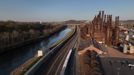 Una-Vista-Aérea-De-Trenes-De-Carga-Estacionados-En-Belén,-Pensilvania,-En-Un-Día-Soleado.