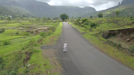 Hombre-Indio-Tradicional-En-Una-Carretera-Rural,-Despegue-Aéreo