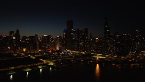 Tráfico-Moviéndose-Frente-Al-Nuevo-Horizonte-Iluminado-Del-Lado-Este,-Noche-En-Chicago,-Estados-Unidos---Lapso-De-Tiempo-De-Movimiento