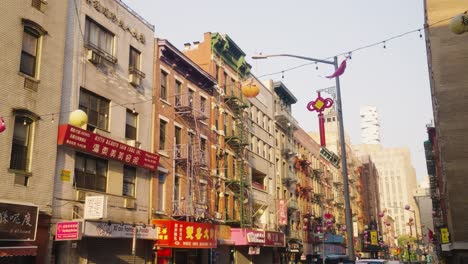 Paseo-Pov-Por-El-Distrito-De-China-Town-En-La-Ciudad-De-Nueva-York-Durante-La-Puesta-De-Sol-Dorada,-Nosotros