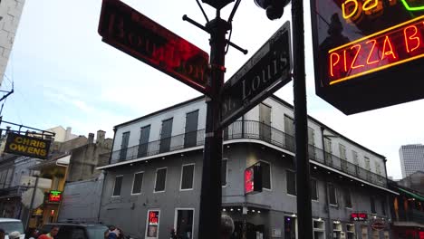 Este-Es-Un-Video-De-Un-Letrero-De-La-Famosa-Calle-Bourbon-En-Nueva-Orleans,-Luisiana.