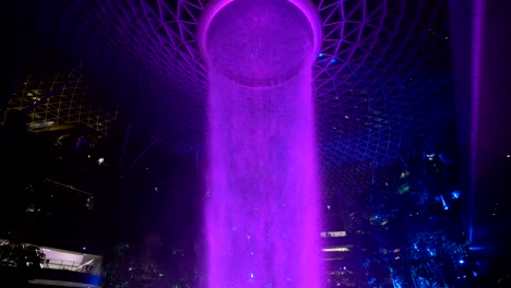 Toma-Amplia-Y-Panorámica-De-La-Cascada-Interior-Violett-En-El-Aeropuerto-De-Singapur