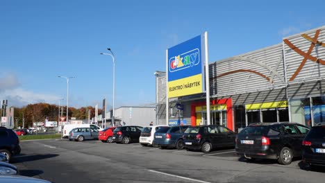 Coches-Estacionados-Frente-A-La-Tienda-OK-Elektro-En-El-Centro-Comercial-De-Havirov,-Donde-Se-Venden-Productos-Electrónicos-Y-Muebles.