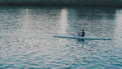 Sportlich-Dramatisch,-Kanufahren-Im-Stadtfluss,-Kajakfahren-In-Sevilla-In-Sehr-Ruhigem-Blauen-Wasser