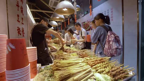 Xiao-Chi-Oder-Chinesisches-Streetfood,-Gebratenes-Hähnchen-Am-Spieß,-Dolly