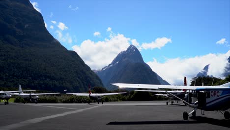 Aeropuerto-De-Milford-Sound-Con-Aviones-Pequeños-Y-Mitre-Peak-Al-Fondo