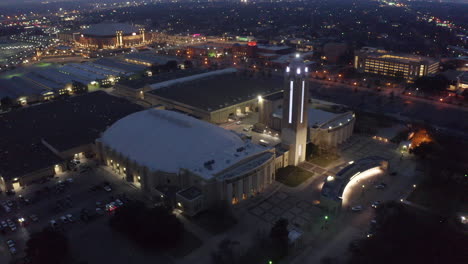 Nächtliche-Drohnenaufnahme-Aus-Der-Luft-Des-Will-Rogers-Memorial-Center-In-Fort-Worth,-Texas