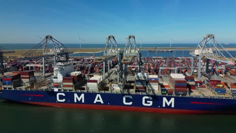 Toma-De-Camión-Con-Drones-De-Un-Gran-Buque-Cma-Cgm-Atracado-En-La-Terminal-Rwg-En-El-Puerto-De-Rotterdam-En-Un-Día-Soleado