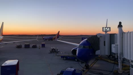 Aufnahme-Des-Flughafenaufbaus-Als-Flugzeugtaxis-Auf-Der-Landebahn-Bei-Sonnenaufgang-Mit-Flugzeugen-Im-Vordergrund