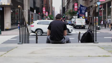 El-Tipo-Se-Sienta-En-Los-Escalones-Haciendo-Una-Llamada-En-La-Concurrida-Ciudad-De-Nueva-York