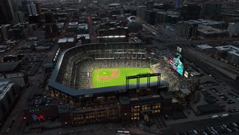 Coors-Field-In-Denver,-Nachts-Mit-Flutlicht-Beleuchtet,-Luftbogen