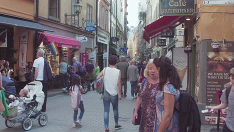 Turistas-Moviéndose-Por-El-Casco-Antiguo-De-Estocolmo,-Visto-Desde-La-Esquina-De-Västerlånggatan-Y-Stora-Gråmunkegränd