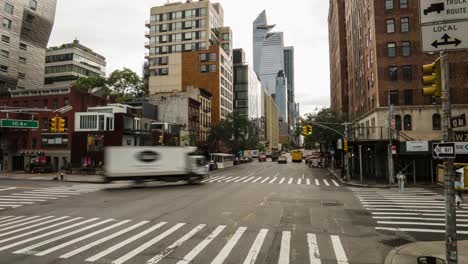 Zeitraffer-Und-Bewegungsraffer-Von-Der-Kreuzung-W-23-St-Und-10-Av,-New-York,-New-York,-Straßen-Mit-Menschen-Und-Fahrzeugen,-Die-Sich-Bewegen,-Mit-Den-Wolkenkratzern-Und-Dem-Randgebäude-Im-Hintergrund