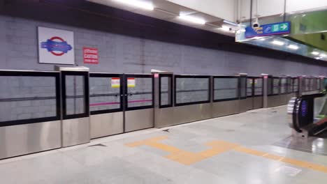 Eine-Isolierte-Verlassene-U-Bahn-Station-Am-Morgen-Aus-Einem-Flachen-Winkel.-Das-Video-Wurde-Am-10.-April-2022-An-Der-U-Bahn-Station-Hauz-Khas-In-Neu-Delhi,-Indien,-Aufgenommen