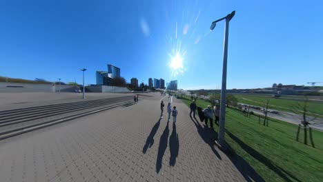 Hyperlapse-Bewegt-Sich-In-Richtung-Blühender-Japanischer-Kirschbäume-Im-Vilnius-Sakura-Park