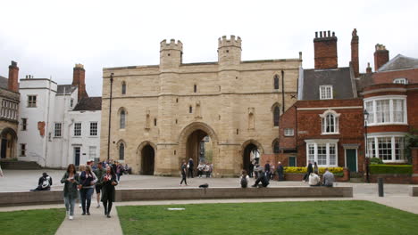 Ein-Historisches-Torbogengebäude-Mit-Burgtürmen-In-Lincoln,-England