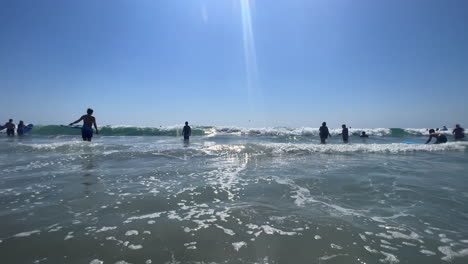 Las-Olas-Del-Océano-Chocan-Contra-La-Cámara-Mientras-Los-Turistas-Nadan.