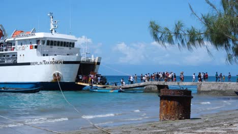 Menschen,-Die-Die-Passagierfähre-Verlassen,-Kommen-Am-Markttag-Auf-Der-Tropischen-Insel-Atauro-Aus-Der-Hauptstadt-Dili-In-Timor-Leste,-Südostasien,-An