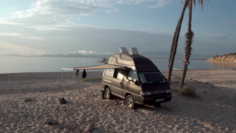 Wohnmobil-Reisebus-Mit-Ausgefahrenem-Seitenverdeck-Und-Solarpanel-In-Der-Windschutzscheibe,-Weitwinkelaufnahme-Aus-Der-Hand