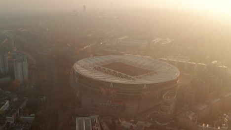 Primer-Plano-De-Una-Toma-Aérea-En-Círculos-Hacia-El-Estadio-De-Fútbol-Del-Arsenal-Iluminado-Por-El-Sol