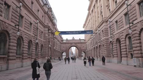 Reisende-An-Der-Nationalstraße-Riksgatan-In-Der-Altstadt,-Im-Zentrum-Von-Stockholm,-Schweden