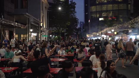 Multitudes-De-Lugareños-Y-Turistas-Charlando-Mientras-Esperan-Su-Satay-En-Medio-De-Un-Bullicioso-Mercado-De-Alimentos-En-Lau-Pa-Sat,-Singapur