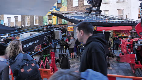 Gente-Viendo-Una-Película-Ambientada-En-Camden-Town,-Londres