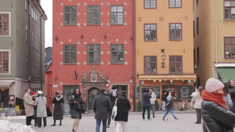 Touristen-Fotografieren-Vor-Stortorget-Rund-Um-Gamla-Stan-In-Stockholm,-Schweden