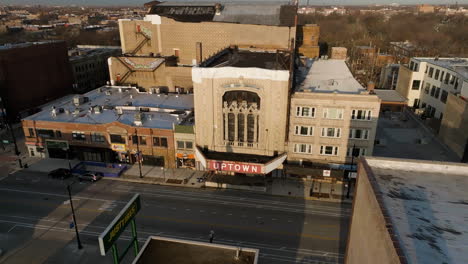 Vista-Aérea-Alrededor-Del-Teatro-Cerrado-Balaban-Y-Katz-Uptown,-En-Chicago,-EE.UU.