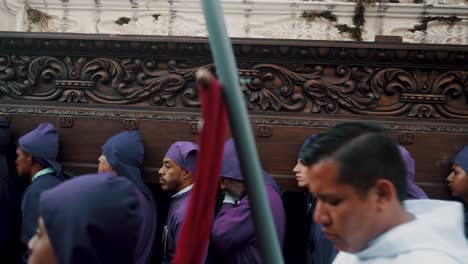 Cucuruchos-En-Procesión-De-Semana-Santa-En-Antigua,-Guatemala---Cerrar