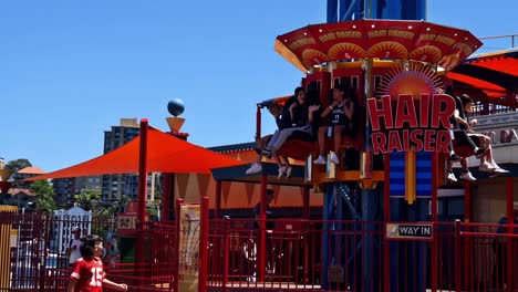 Caída-Típica-En-La-Famosa-Atracción-Emocionante-En-Luna-Park,-En-Milsons-Point-De-Sydney