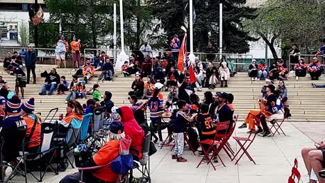 Los-Fanáticos-De-Los-Winston-Churchill-Square-Oilers-Entusiasmaron-A-Un-Tipo-Que-Animaba-Corriendo-Con-Una-Bandera-Gigante-Del-Equipo-En-Un-Palo-De-Hockey-Alrededor-Y-A-Través-Del-área-De-Asientos-Frente-A-La-Cámara-Durante-El-5-A-0-Entre-Edmonton-Y-Las-Vegas-E2-2.