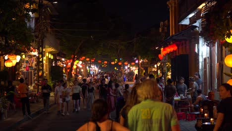 Gente-Caminando-Por-Las-Calles-De-Hoi-An,-Vietnam-Por-La-Noche.