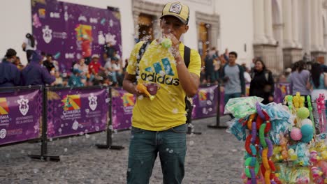 El-Hombre-Vende-Pistolas-De-Burbujas-De-Juguete-En-Las-Calles-Durante-La-Semana-Santa-En-Antigua,-Guatemala.