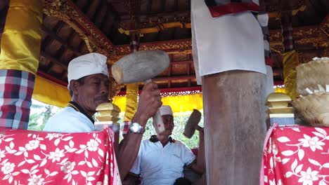 Balinesische-Hindus-Schlagen-Mit-Einem-Hammer-Auf-Holz-Im-Trommelturm-Bale-Kulkul,-Einem-Traditionellen-Bali-Gebäude-Für-Religiöse-Zeremonien