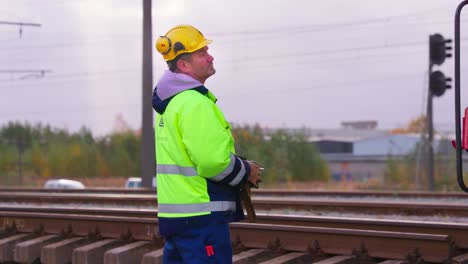 Trabajador-En-Ropa-De-Trabajo-De-Seguridad-Operando-Algo,-Plano-Medio,-Estático