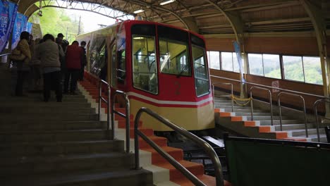 Die-Seilbahn-Kommt-Am-Bahnhof-Tateyama-An