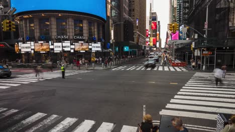 Timelapse-Y-Motionlapse-Desde-La-Intersección-De-W-42nd-St-Y-7th-Ave,-Nueva-York,-Personas-Y-Vehículos-En-Movimiento,-Con-Los-Rascacielos-Y-Los-Paneles-LED-Gigantes-De-Times-Square-Al-Fondo