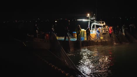 Los-Hombres-Japoneses-Trabajan-Toda-La-Noche-Pescando-Con-Redes.