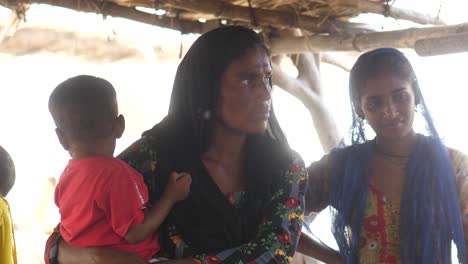 Mother-And-Her-Child-In-A-Rural-Camp-Village-In-Sindh,-Pakistan